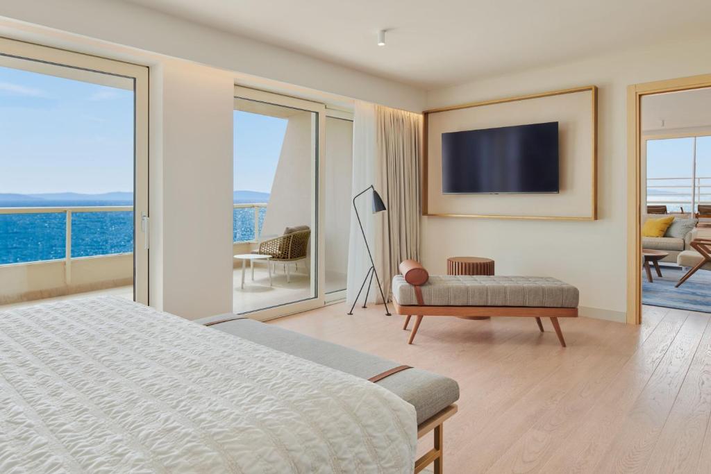 Le Méridien Lav — sea view guest room