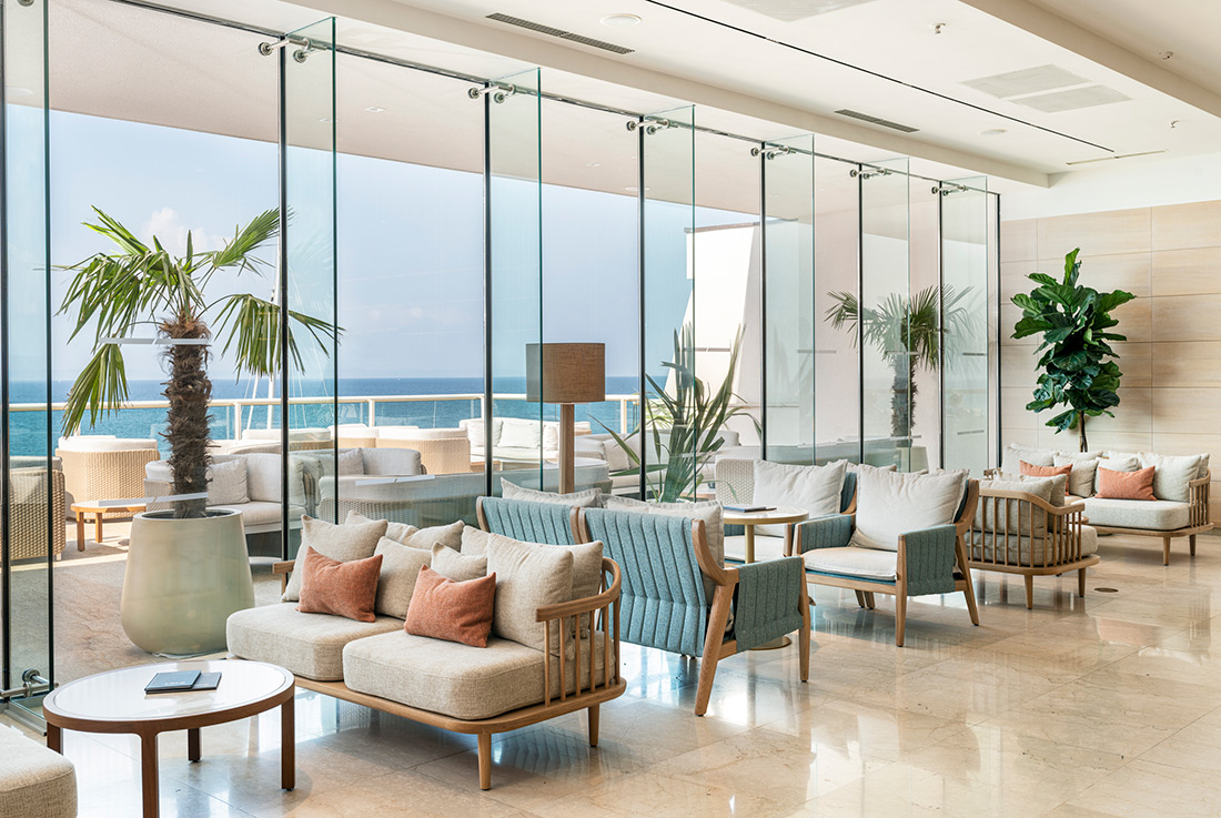 Le Méridien Lav — sea view lounge